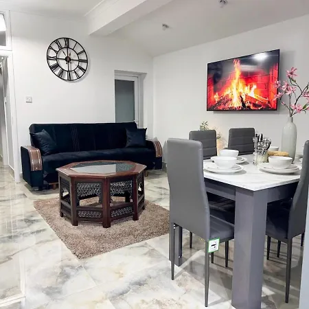 North London Spacious 7- Bedroom House